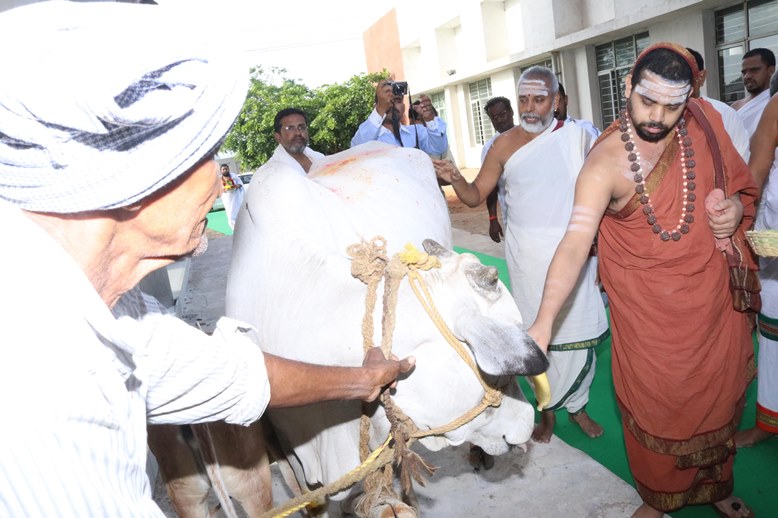 Gomathaku Phalalanu andistunna swami