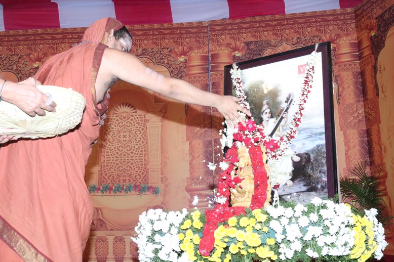 SWAMIJI PERFORMING POOJA TO SWARASWATHI DEVII.